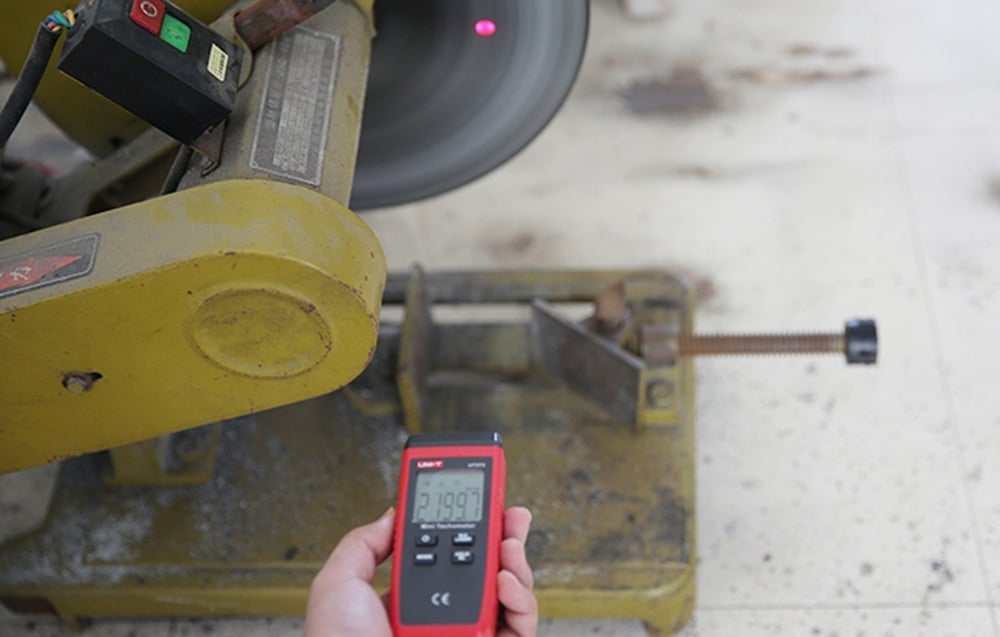 UNI-T UT373 érintésmentes fordulatszámmérő 3